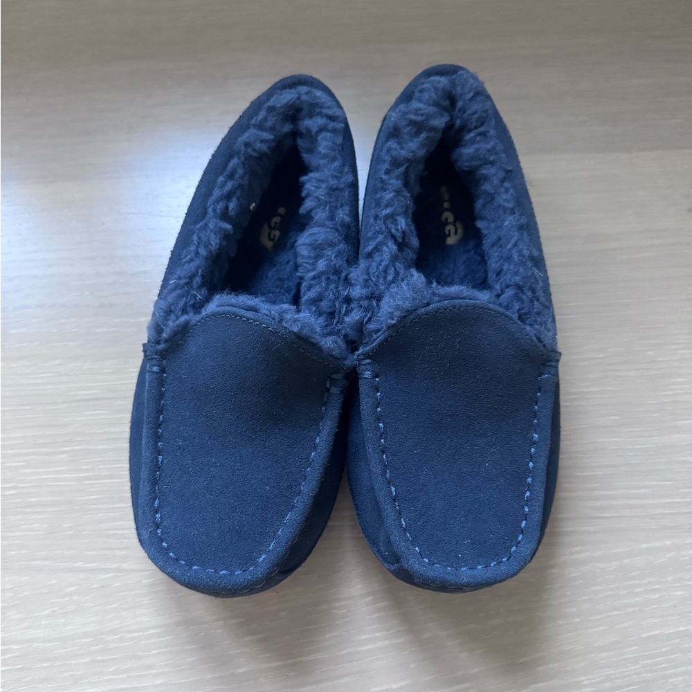 Ugg Slippers Boys Girls Size 2